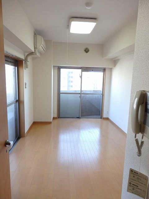 居室・リビング　参考写真（同物件別部屋）