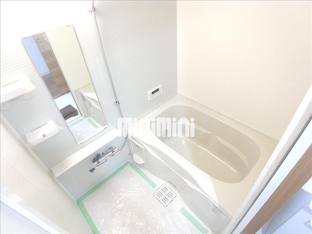 バス・シャワールーム　清潔感のあるバスタブが広くゆったり