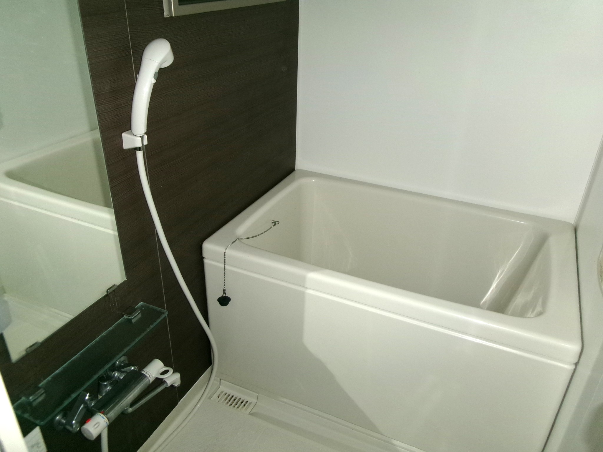 バス・シャワールーム　※同じタイプの別の部屋の写真です、現況を優先させていただきま