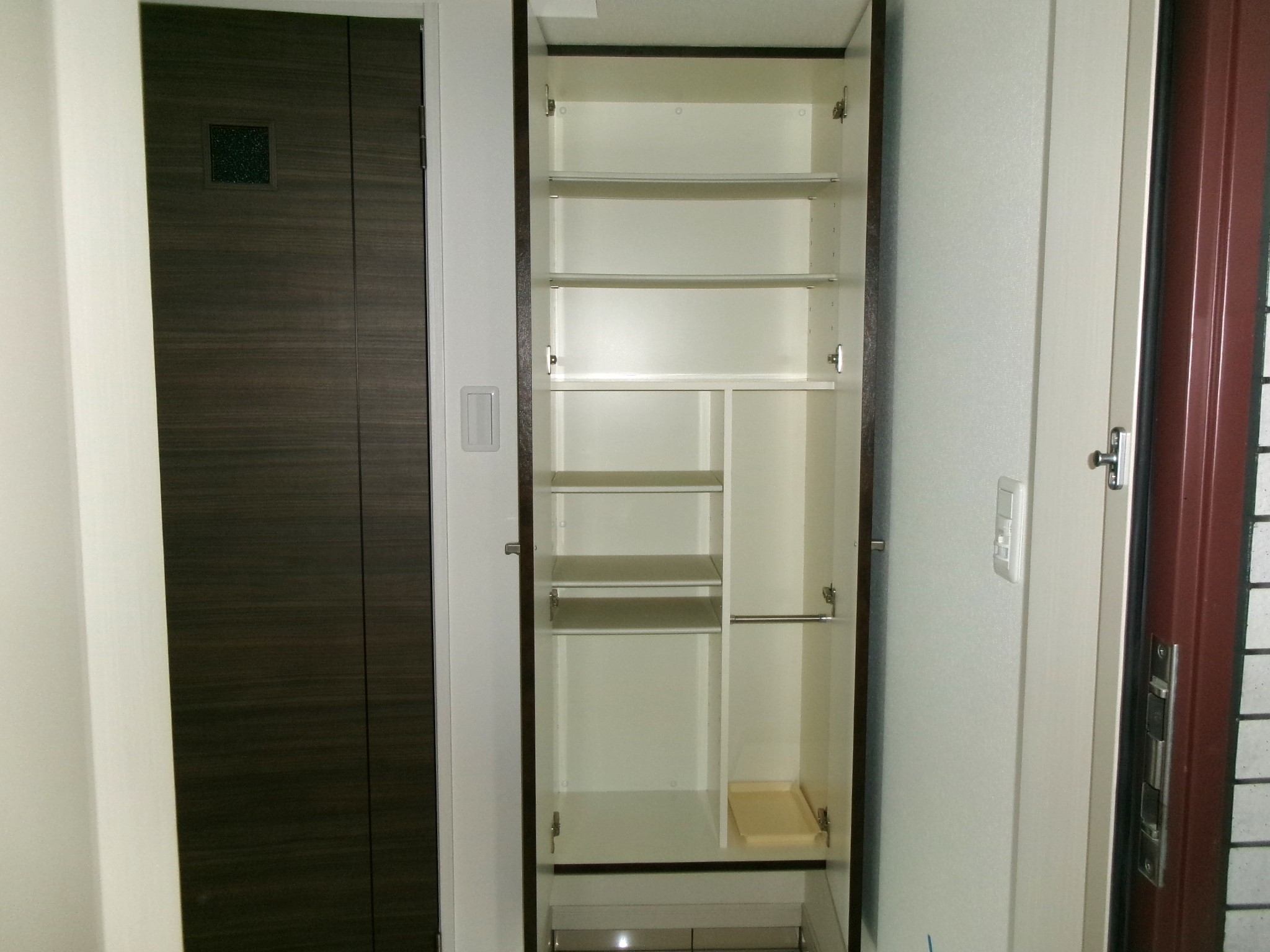 玄関　※同じタイプの別の部屋の写真です、現況を優先させていただきま