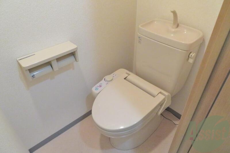 トイレ　温水洗浄便座なので快適に使用できそうですね。