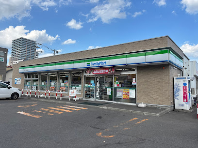コンビニ　ファミリーマート札幌北1条東11丁目店（コンビニ）まで215m