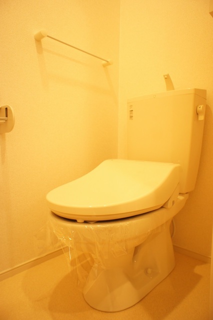トイレ　トイレはシャワー付き洗浄便座で快適です