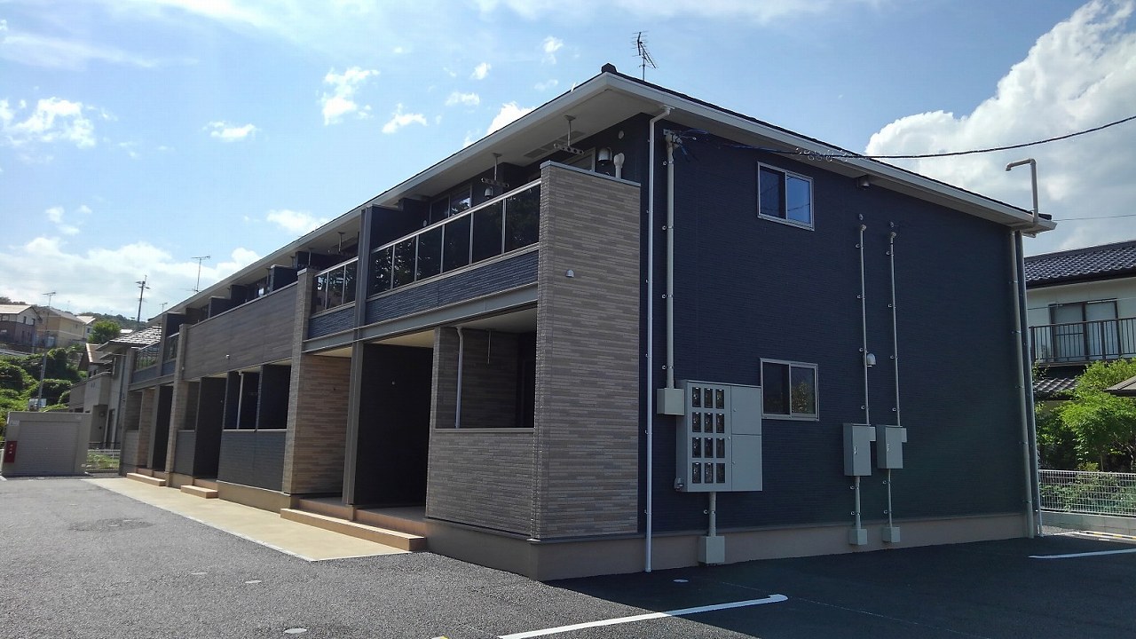 建物外観　全面に建物がなく、日差しがたっぷり入ります！