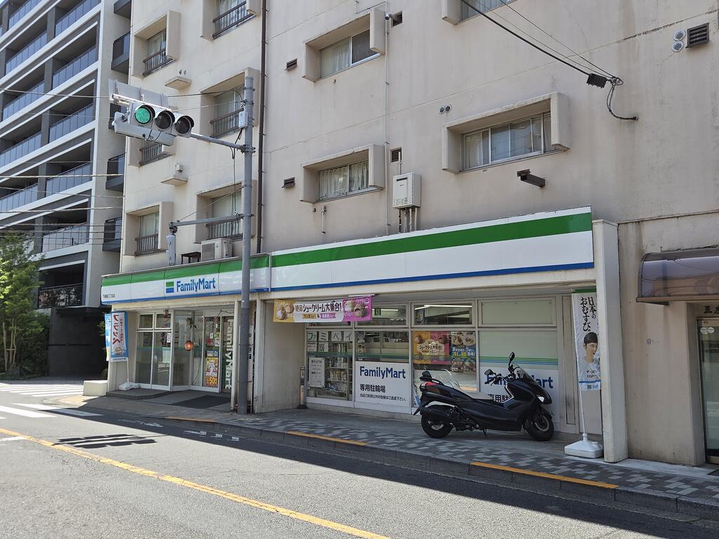 コンビニ　ファミリーマート下連雀三丁目店（コンビニ）まで52m