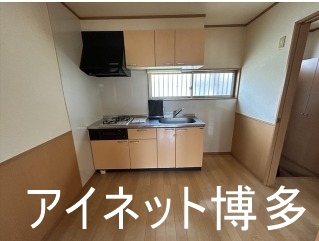 キッチン　キッチン窓から光が差し込みます♪