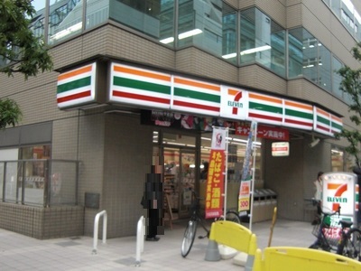 コンビニ　セブンイレブン大阪安土町１丁目店（コンビニ）まで379m