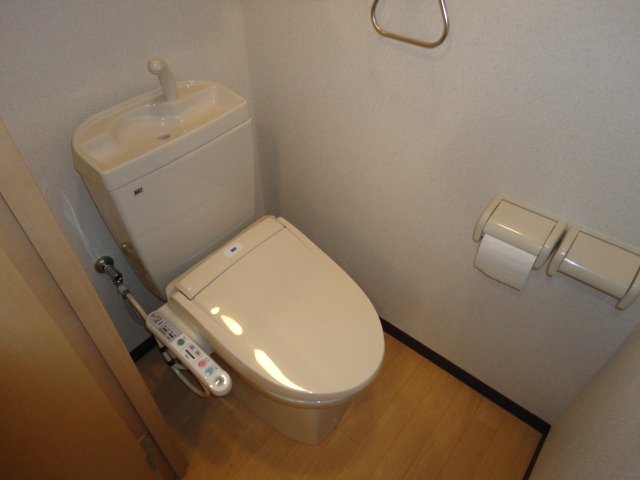 トイレ　温水洗浄便座付き！