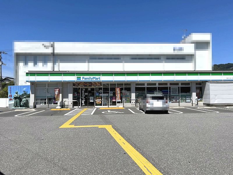 コンビニ　ファミリーマート 高知インター店（コンビニ）まで709m