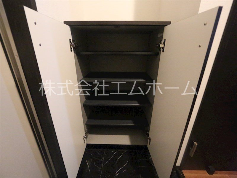 玄関　玄関　シューズボックス付　同型写真