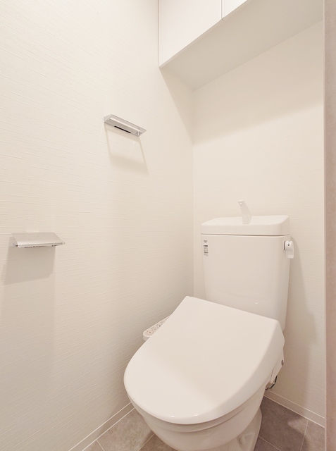 トイレ　トイレ収納・暖房便座付きシャワートイレ
