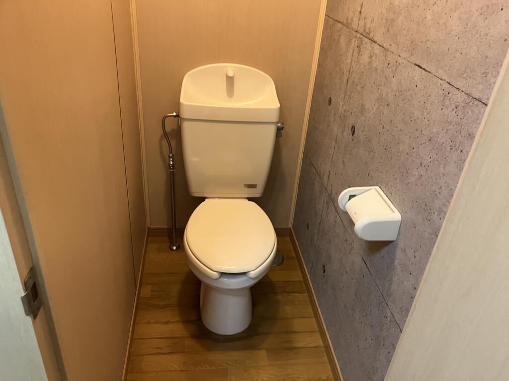 トイレ　バストイレ別です。