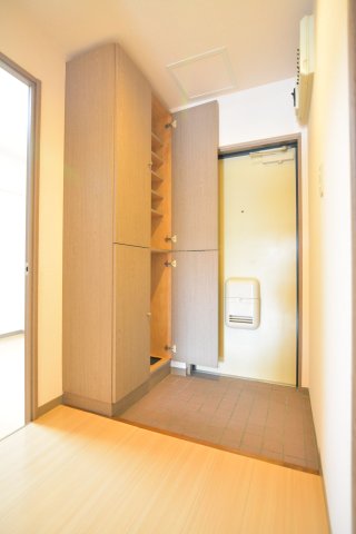 玄関　玄関ホールと玄関収納です。