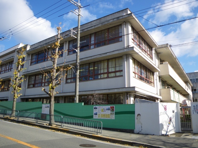 小学校　秦野小学校（小学校）まで660m