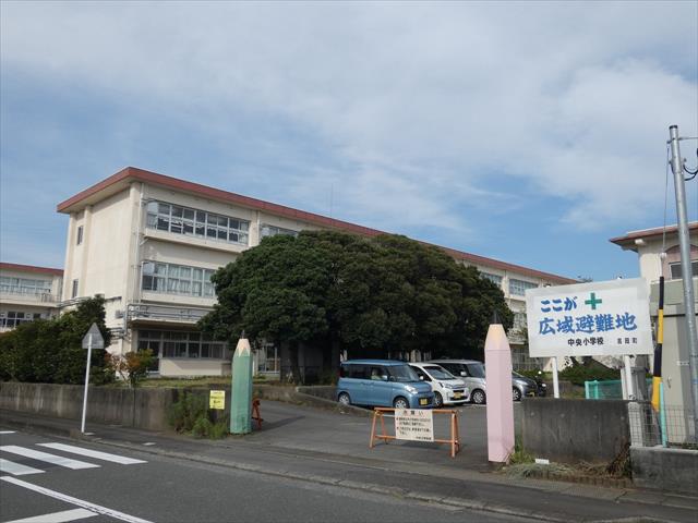 小学校　中央小学校（小学校）まで2427m