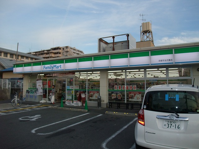 コンビニ　ファミリーマート 京都宇治弐番店（コンビニ）まで123m