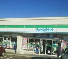 コンビニ　ファミリーマート（コンビニ）まで990m