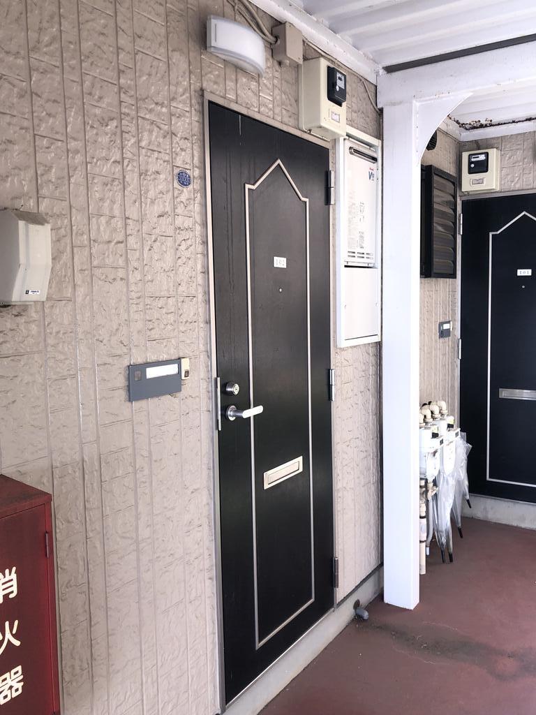ブルーライン 片倉町駅 徒歩13分 2階建 築32年の玄関写真