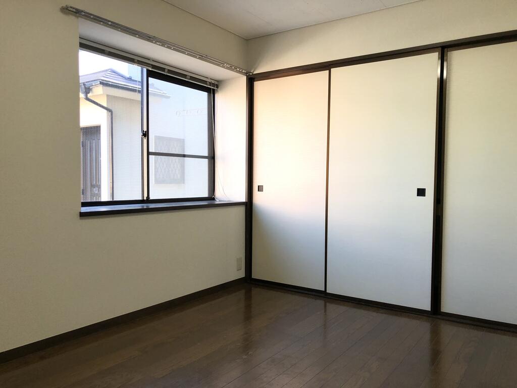 ブルーライン 片倉町駅 徒歩13分 2階建 築32年の居間写真
