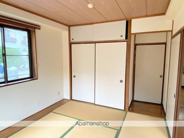 ブルーライン 新羽駅 徒歩15分 4階建 築38年のトイレ写真