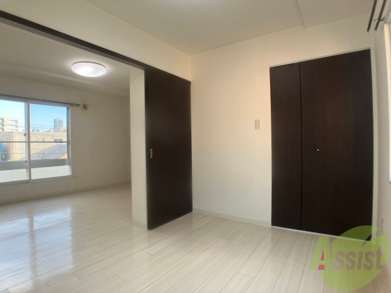 その他部屋・スペース　寝室はこちらです。光が差し込む、温かみのあるお部屋です
