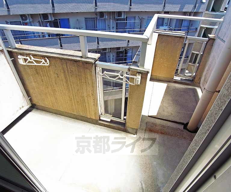バルコニー　句の字の広い日当たりの良いバルコニー