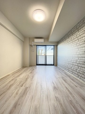 居室・リビング　落ち着いた色合いの床材を使用した居住空間です。