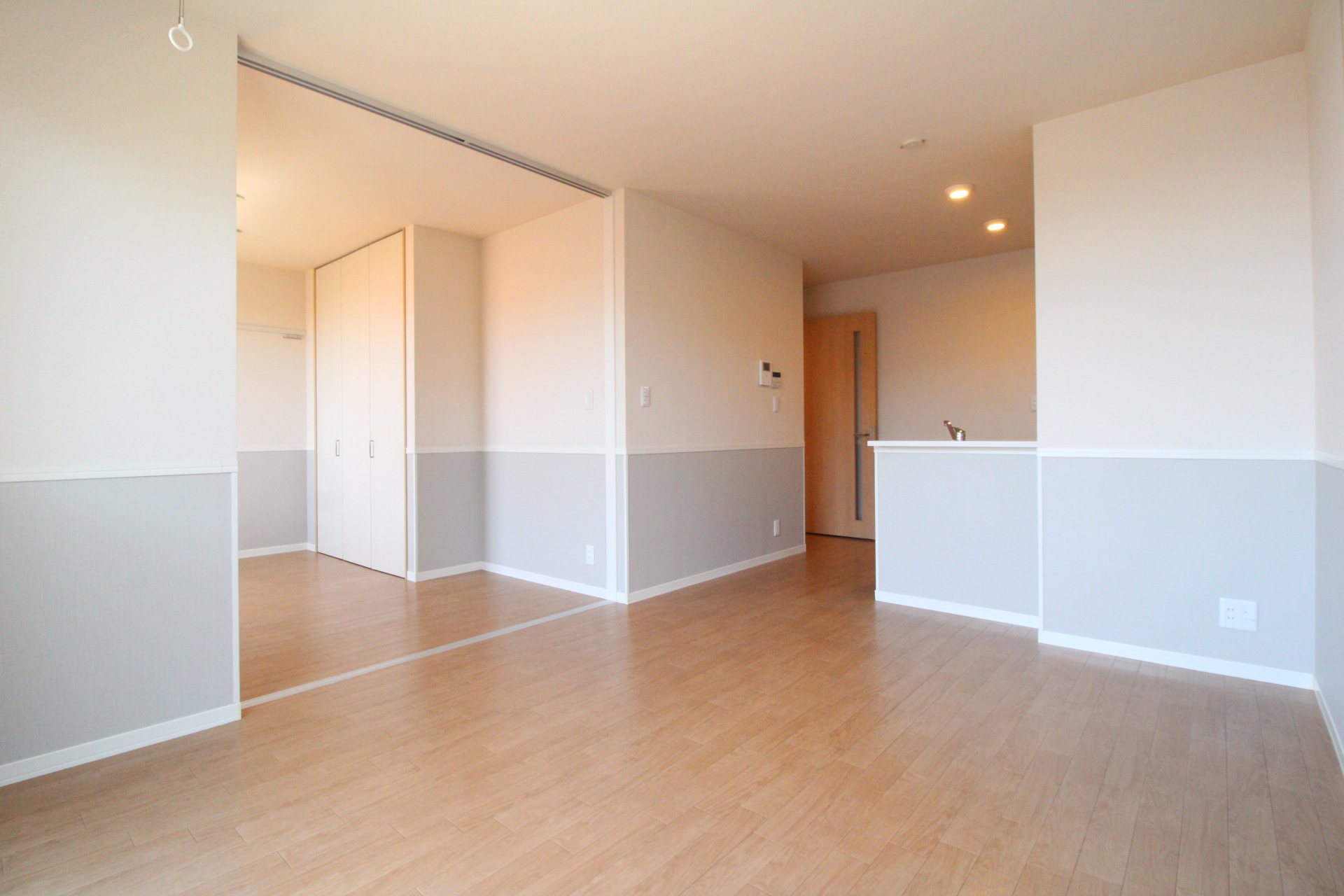 居室・リビング　対面式のLDK！！　リビングは角部屋2面採光！！