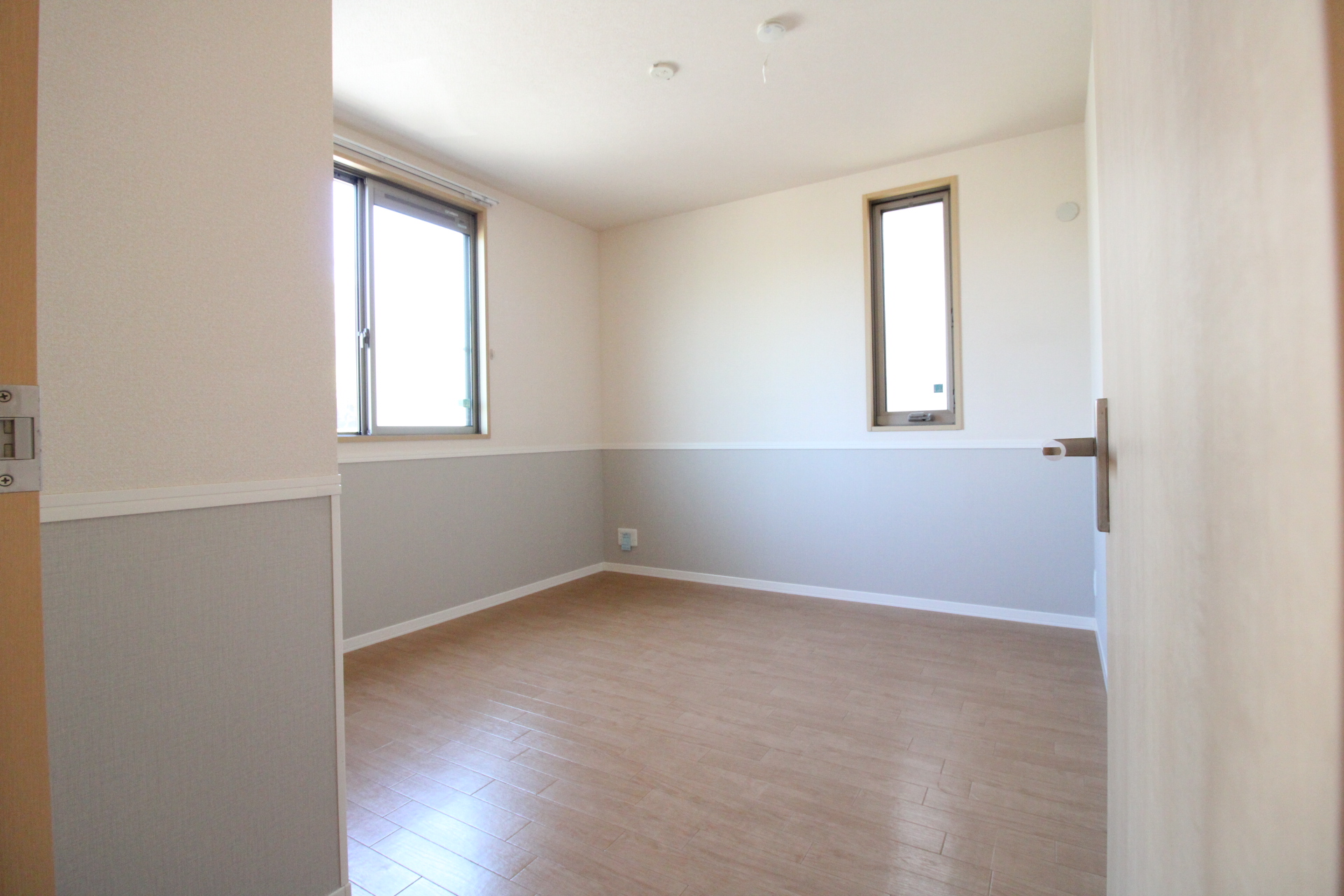 その他部屋・スペース　北側の洋室も角部屋2面採光！！　下半分はペット対応クロス仕様