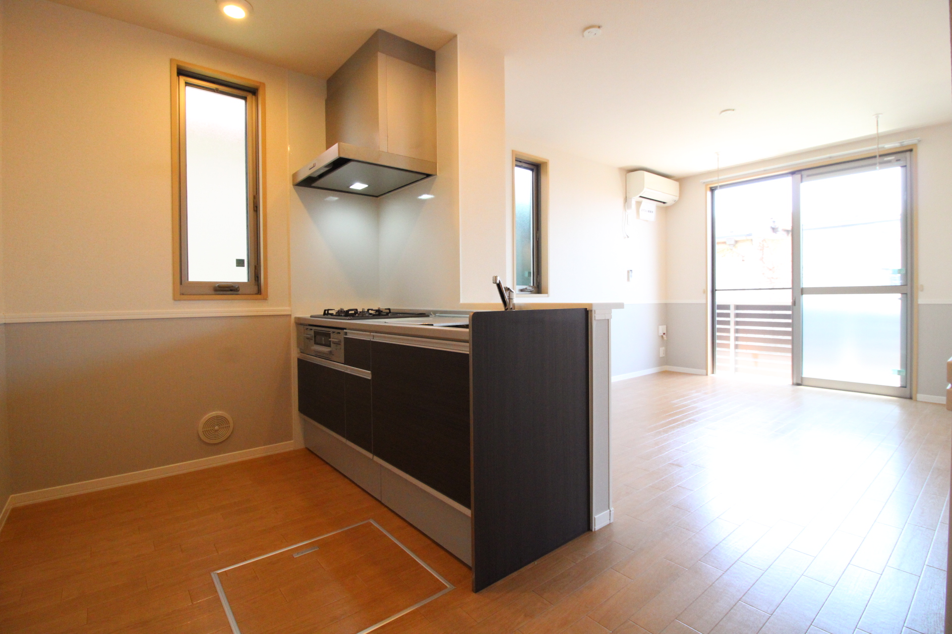 キッチン　ビルトインコンロ（3口）付帯でスライドドアなど収納も多数！！