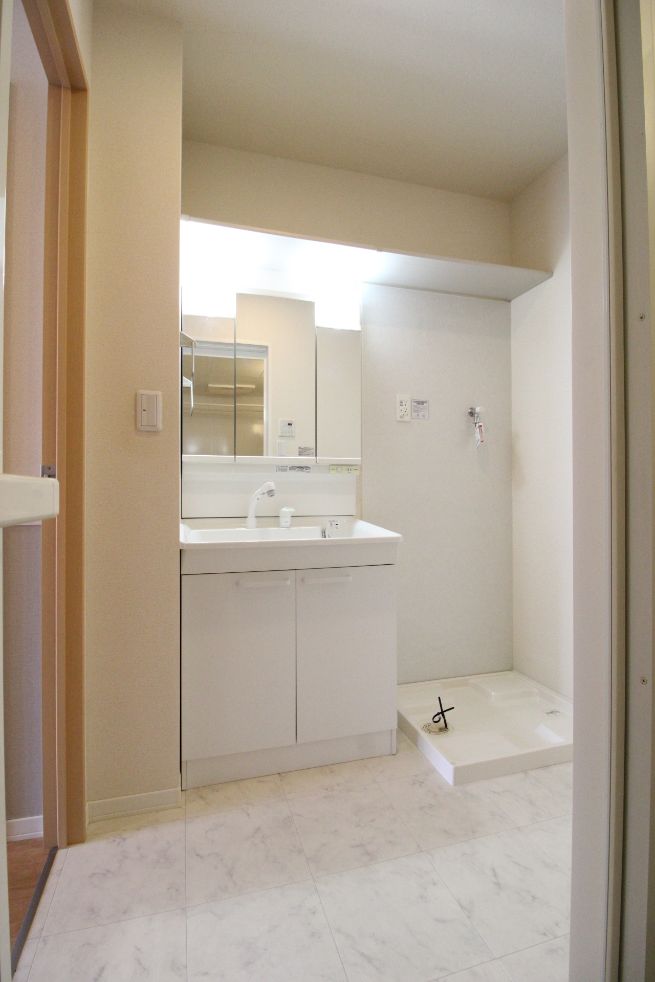 洗面設備　シャワー付洗面台完備！！