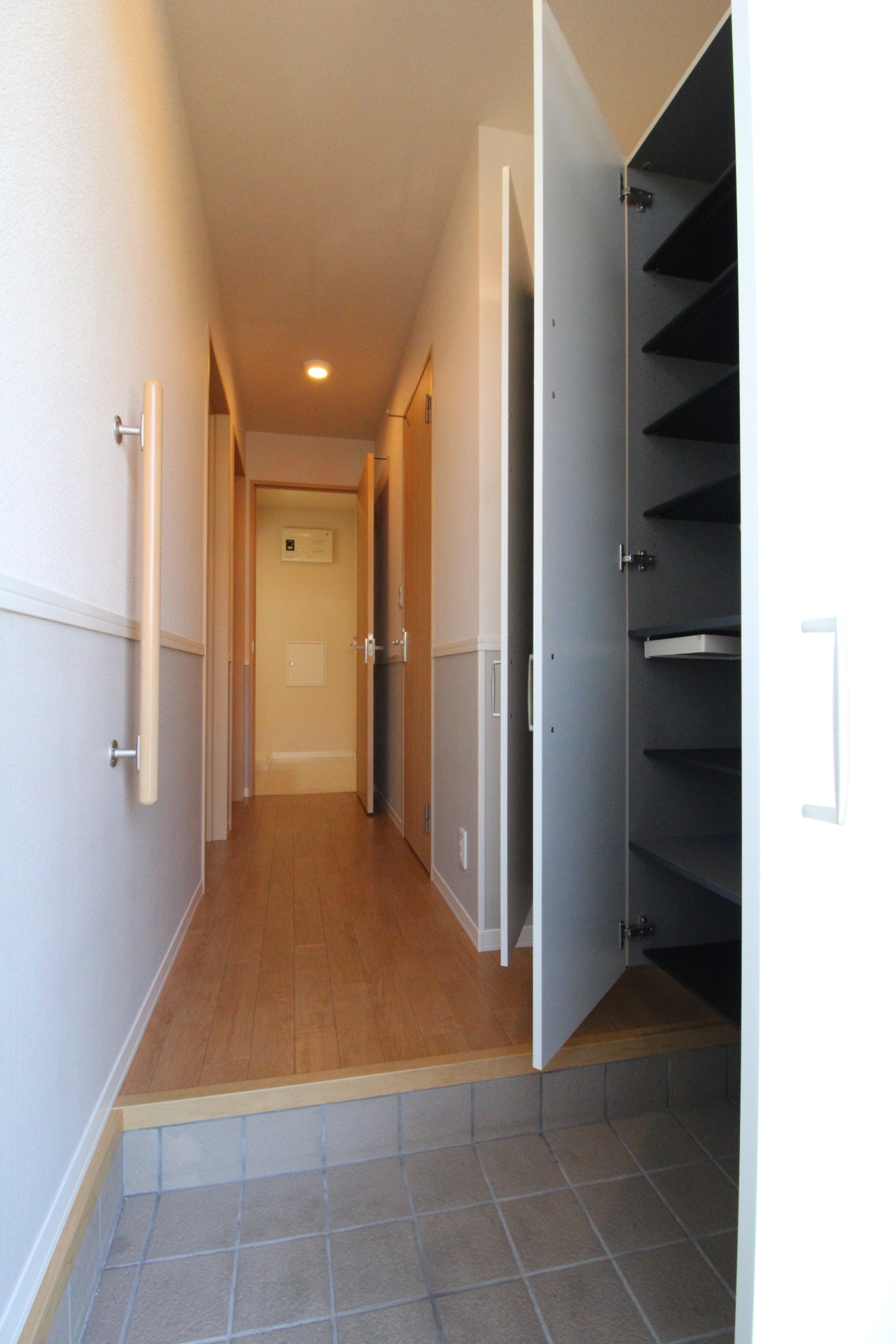 玄関　玄関ホールにはシューズボックスも完備！！