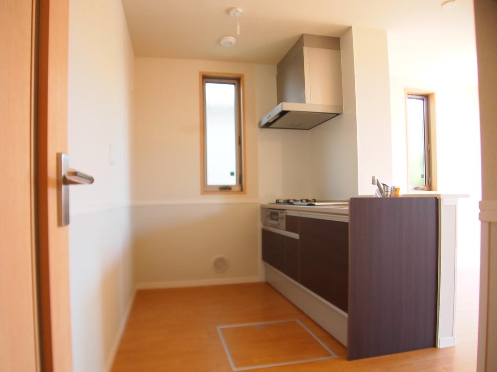 キッチン　角部屋でキッチンにも窓もあります！！