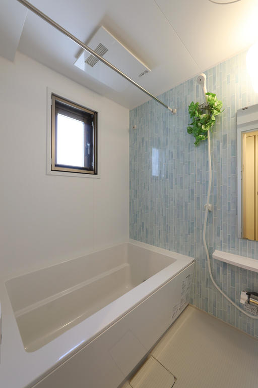 バス・シャワールーム　ガラスタイルクリア柄で上品でエレガントな雰囲気☆