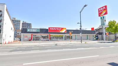 ドラックストア　ツルハドラッグ旭川4条店（ドラッグストア）まで327m