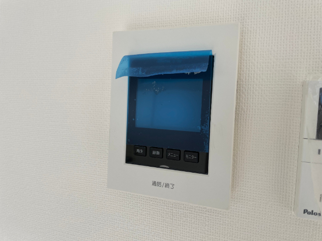 セキュリティ　モニター付きインターホンで来訪者を確認できます。