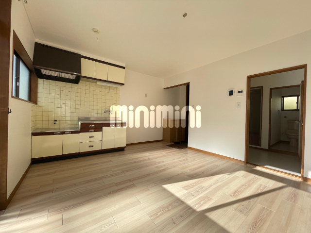 居室・リビング　窓も大きく、陽が差し込みます。