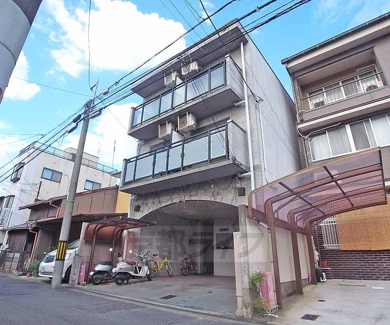 京都市伏見区新町１２丁目のマンションの建物外観