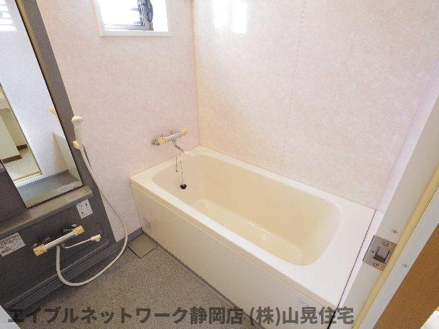バス・シャワールーム　コンパクトで使いやすいお風呂です