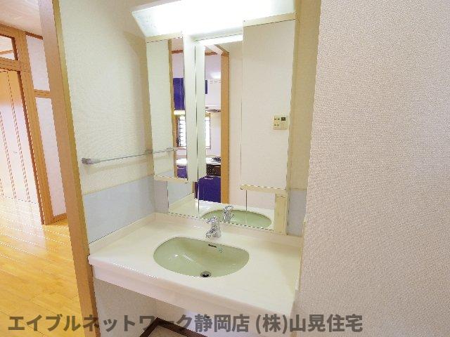 洗面設備　明るい洗面所です