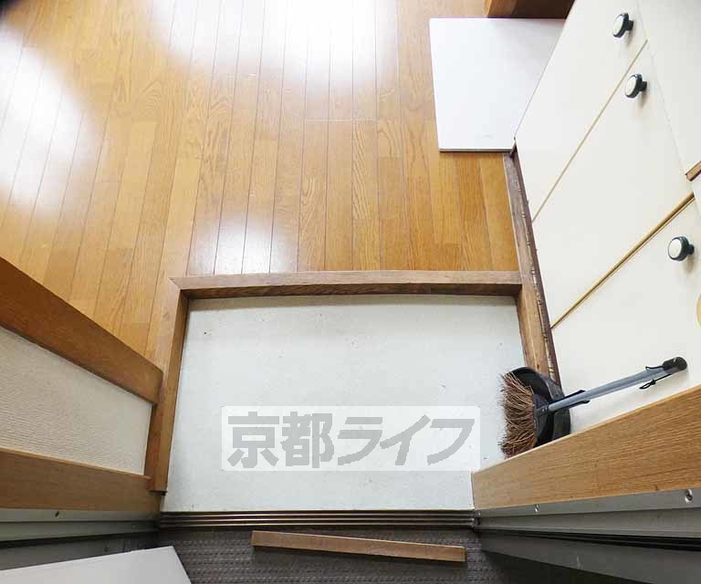 【京都市中京区西ノ京月輪町のマンションの玄関】