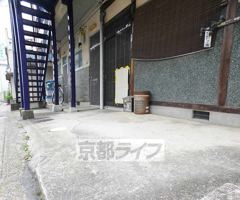 【京都市右京区太秦開日町のアパートのロビー】