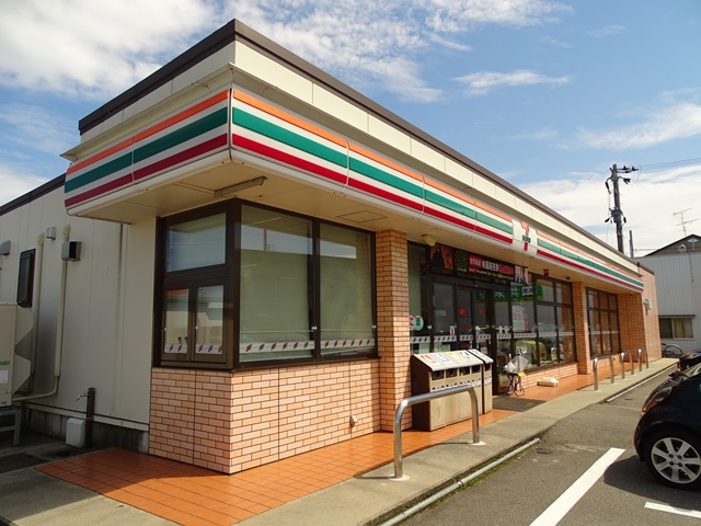 コンビニ　セブンイレブン（コンビニ）まで297m