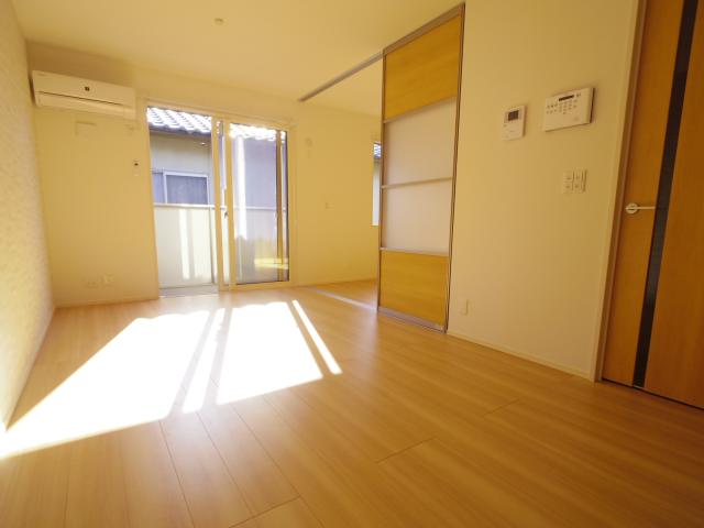 メゾンポワール大和八木の居間写真