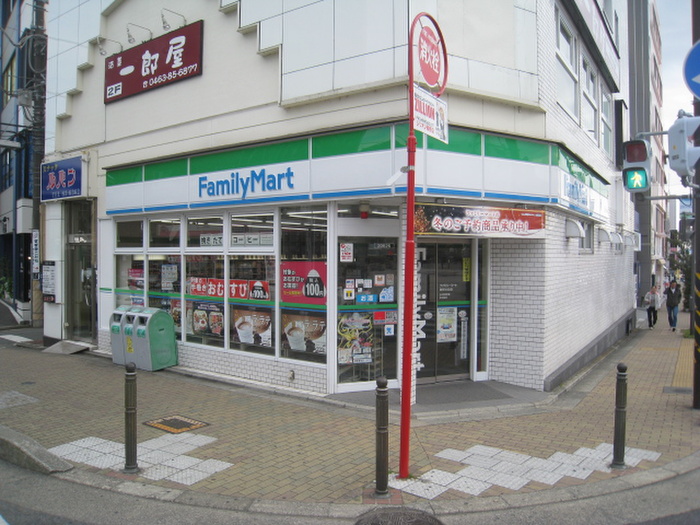 コンビニ　ファミリーマート 秦野本町店（コンビニ）まで398m