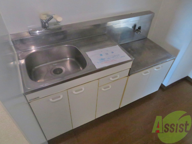 キッチン　十分な大きさのキッチンですね。２口コンロも置けます