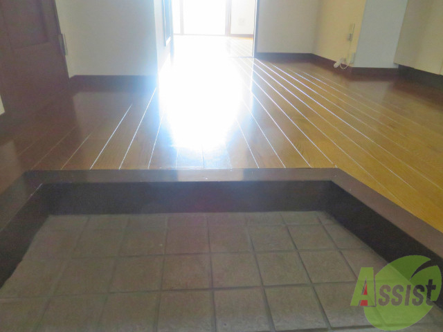 玄関　玄関からも陽の光が見えて、気持ちが良いですね。