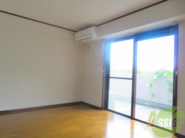 居室・リビング　８．２帖の洋室です。広々として、きれいですね。