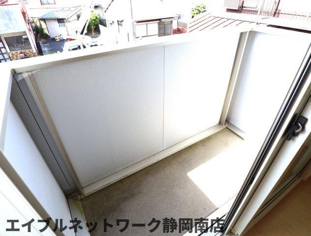 バルコニー　バルコニーからの眺めを楽しみながら食事をしませんか