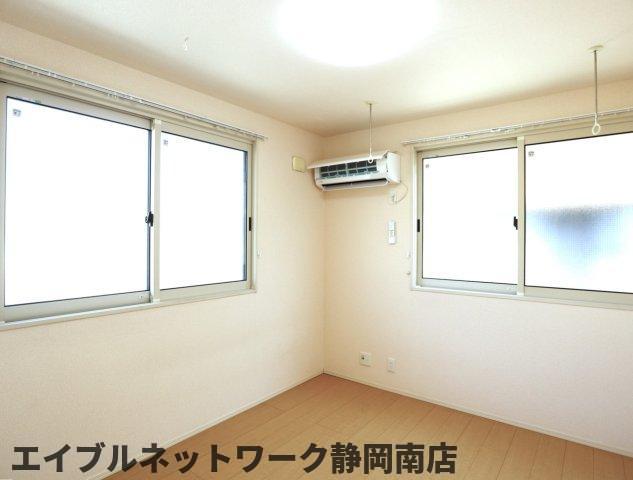 その他　明るい洋室です